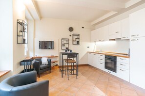 Living area - GuestHost - A few steps from the historic center of Como, in well served and well connected by public transport area, this space offers easy access to all local attractions. Located on the third floor with lift of a village house, this apartment of appro (Como)