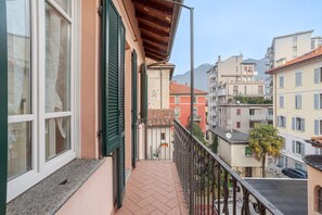 Property grounds - GuestHost - A few steps from the historic center of Como, in well served and well connected by public transport area, this space offers easy access to all local attractions. Located on the third floor with lift of a village house, this apartment of appro (Como)
