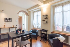 Interior - GuestHost - A few steps from the historic center of Como, in well served and well connected by public transport area, this space offers easy access to all local attractions. Located on the third floor with lift of a village house, this apartment of appro (Como)