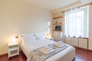 1 bedroom, WiFi - GuestHost - A few steps from the historic center of Como, in well served and well connected by public transport area, this space offers easy access to all local attractions. Located on the third floor with lift of a village house, this apartment of appro (Como)