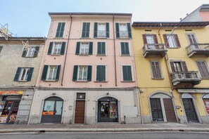 Exterior - GuestHost - A few steps from the historic center of Como, in well served and well connected by public transport area, this space offers easy access to all local attractions. Located on the third floor with lift of a village house, this apartment of appro (Como)
