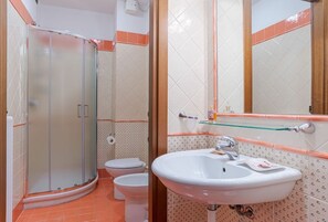 Shower, bidet - GuestHost - A few steps from the historic center of Como, in well served and well connected by public transport area, this space offers easy access to all local attractions. Located on the third floor with lift of a village house, this apartment of appro (Como)