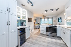 Kylskåp, mikrovågsugn, ugn och spishäll