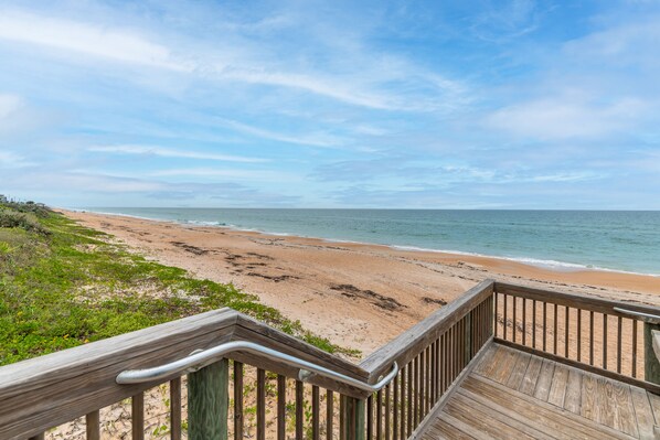 På stranden, solstolar och strandhanddukar