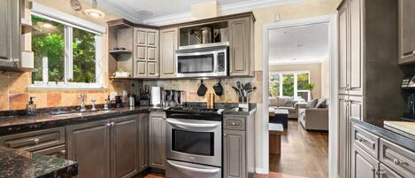 Réfrigérateur, four à micro-ondes, un four, surface de cuisson