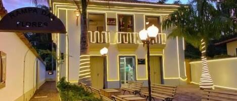 Vista frontal de la propiedad