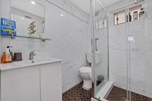 Een douche, een haardroger, handdoeken, zeep