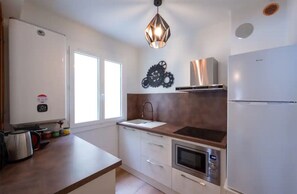 Fridge, microwave, oven, coffee/tea maker