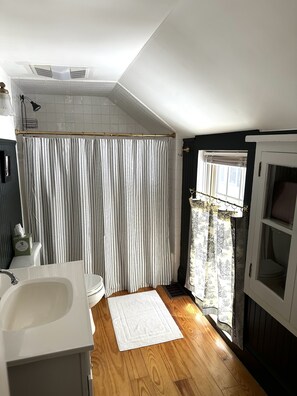 Shower, hair dryer, towels, soap - The Cooperstown Colonial.. perfect location for all things Cooperstown! (Cooperstown)