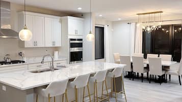 Mikroaaltouuni, uuni, liesi, astianpesukone