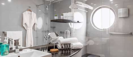 Douche, serviettes fournies, savon, shampoing