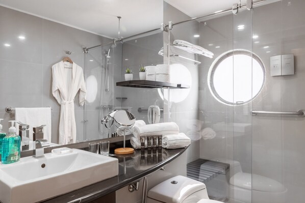 Douche, serviettes fournies, savon, shampoing