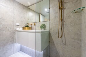 Dusche, Haartrockner, Handtücher, Seife