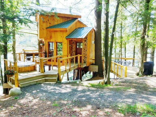Vermont Tree Cabin on Walker Pond, private retreat