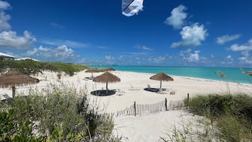 En la playa, camastros y toallas de playa 