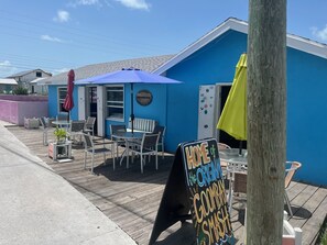 Outdoor dining - The Green Grouper, oversized beach villa. (Central Abaco , Treasure Cay)