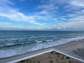 Plage, chaises longues, serviettes de plage