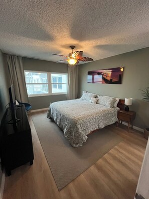 2 chambres, bureau, fer et planche à repasser, lit parapluie