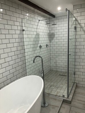 Serviettes fournies, savon, shampooing, papier de toilette