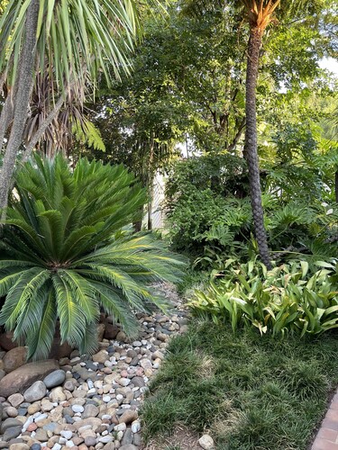 4bed 3-bath, solar, aircons pool, entertainment area. Near restaurant shopping 