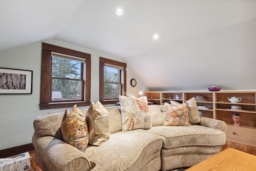 pet-friendly loft minutes to lake, in the heart of Shawnigan Lake