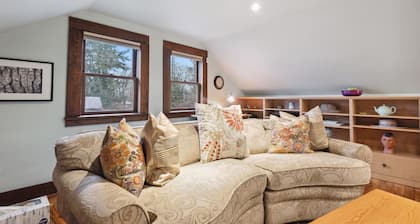 pet-friendly loft minutes to lake, in the heart of Shawnigan Lake