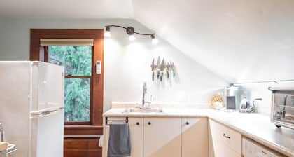 pet-friendly loft minutes to lake, in the heart of Shawnigan Lake