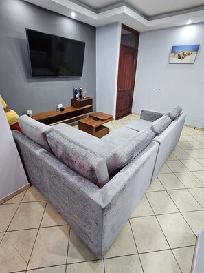 Smart TV, stereo - Endemic Suite - Apartamento con Azotea Vista 360 (Puerto Ayora)