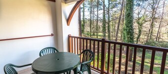 Domaine du Golf à Deux pas du Lac bel Appartement 4 Couchages Avec Piscine