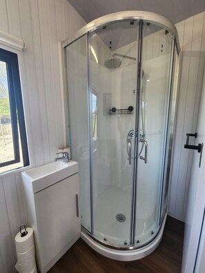 Shower, hair dryer, towels, soap - Cozy modern farm Cabin. Enjoy the relaxing rural vibe just 40 minutes from CBD (Waitoki)