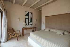 Minibar, caja de seguridad en la habitación y cortinas blackout 