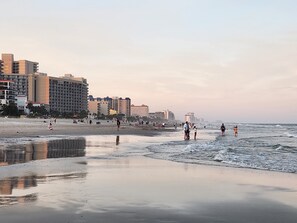 Accommodatie ligt op het strand, ligstoelen