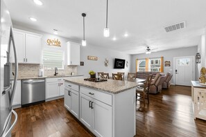 Kylskåp, mikrovågsugn, ugn och spishäll