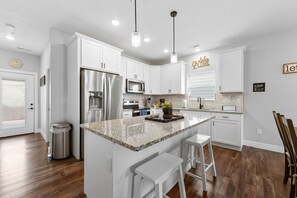 Kylskåp, mikrovågsugn, ugn och spishäll