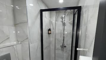Phòng đôi Economy, 1 giường đôi | Phòng tắm | Buồng tắm vòi sen, vòi sen phun mưa, đồ dùng nhà tắm miễn phí