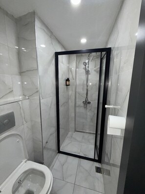 Economy Double Room, 1 Double Bed | Bathroom | Shower, rainfall showerhead, free toiletries, hair dryer - Koçyiğit Suite Otel (Istanbul)