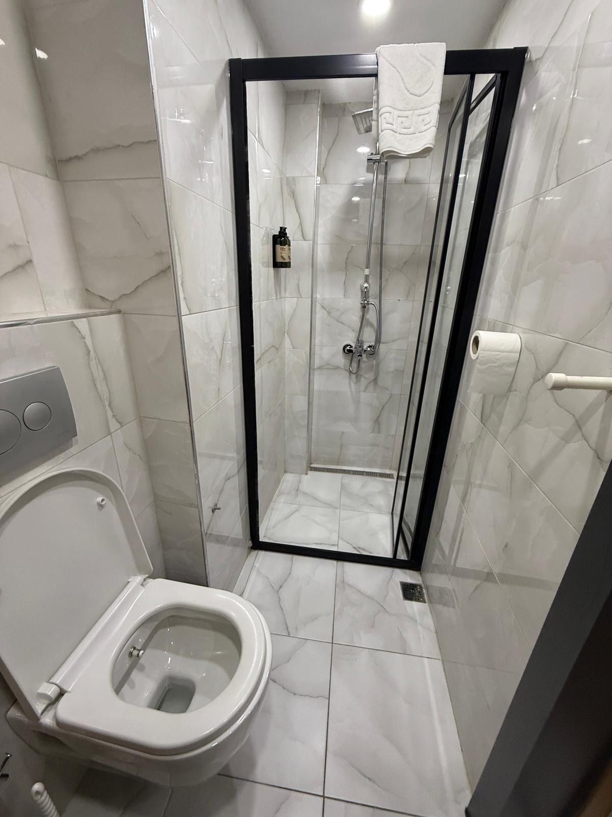 Habitació doble econòmica, 1 llit doble | Bany | Dutxa, capçal de dutxa tipus cascada i articles de tocador gratuïts 