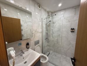 Deluxe-dobbeltværelse - 1 dobbeltseng | Badeværelse | Bruser, brusehoved med spredningseffekt, gratis toiletartikler