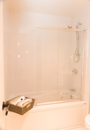 Sèche-cheveux, serviettes fournies, savon, papier toilette