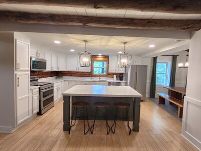 Amazing log cabin - 5 acre stocked pond - 16 acres - Minutes to Kings Dominion