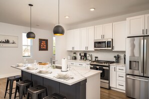 Spisebord og kjøkkenøyer