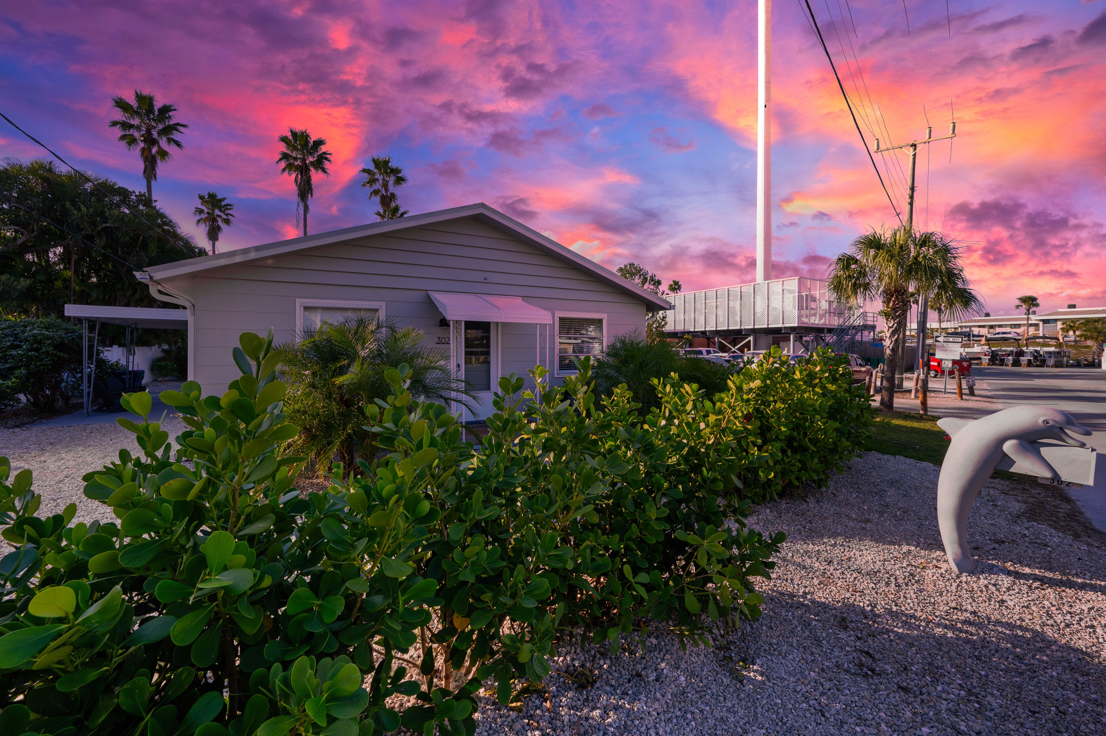 NEW! Barefoot Bungalow! .01 Miles to Beach or Bridge St!