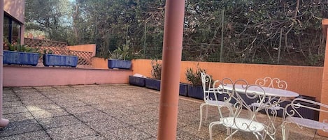 تناول الطعام بالخارج