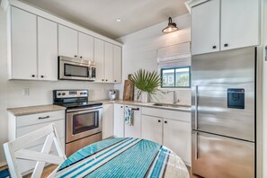 Fridge, microwave, oven, stovetop - Poppy's Carriage House in Rosemary Beach, Bikes (Rosemary Beach)