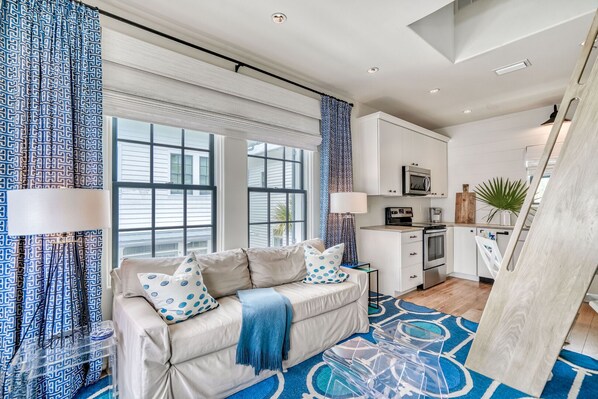 TV - Poppy's Carriage House in Rosemary Beach, Bikes (Rosemary Beach)