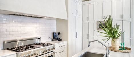 Kylskåp, mikrovågsugn, ugn och spishäll