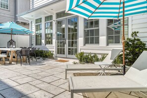 Outdoor dining - "Poppy's Cottage" in Rosemary Beach, Private heated pool, Bikes - Steps to Sky Pool, Fitness, Tennis (Rosemary Beach)