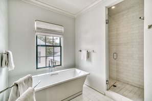 Shower, eco-friendly toiletries, hair dryer, towels - "Poppy's Cottage" in Rosemary Beach, Private heated pool, Bikes - Steps to Sky Pool, Fitness, Tennis (Rosemary Beach)