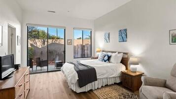 2 habitaciones, escritorio y tabla de planchar con plancha