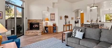 TV connectée, cheminée, livres, imprimantes